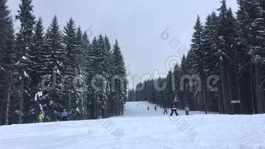 人们坐在滑雪场的跑道上